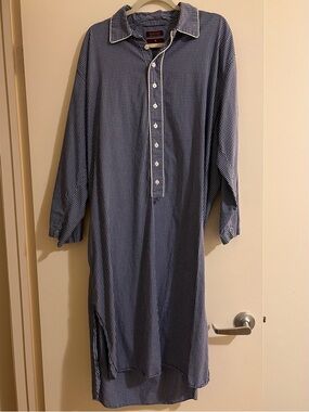Vintage Nordstrom Blue and White Broadcloth Nightshirt